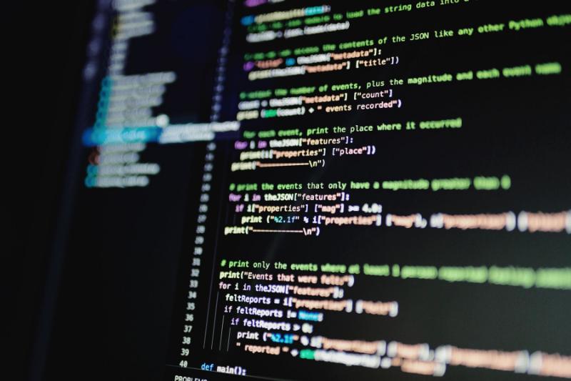 Código de programación de colores en una pantalla oscura