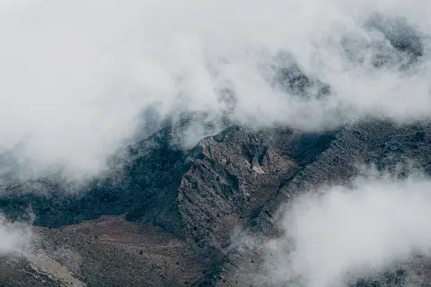 Montañas entre niebla (foto de ejemplo)