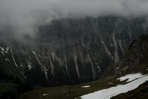 Acantilados con nieve (foto de ejemplo)