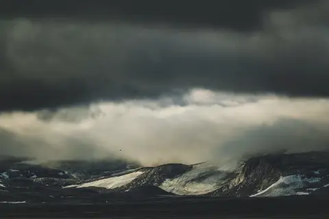 Montañas bajo cielo nublado (foto de ejemplo)