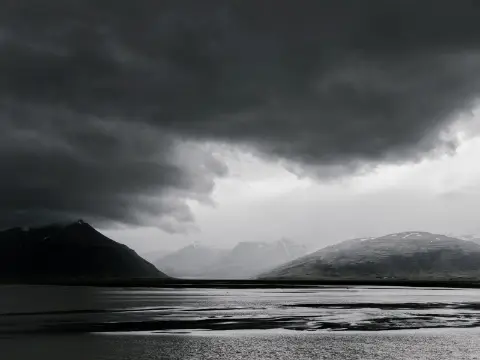 Tormenta sobre montañas y un lago (foto de ejemplo)