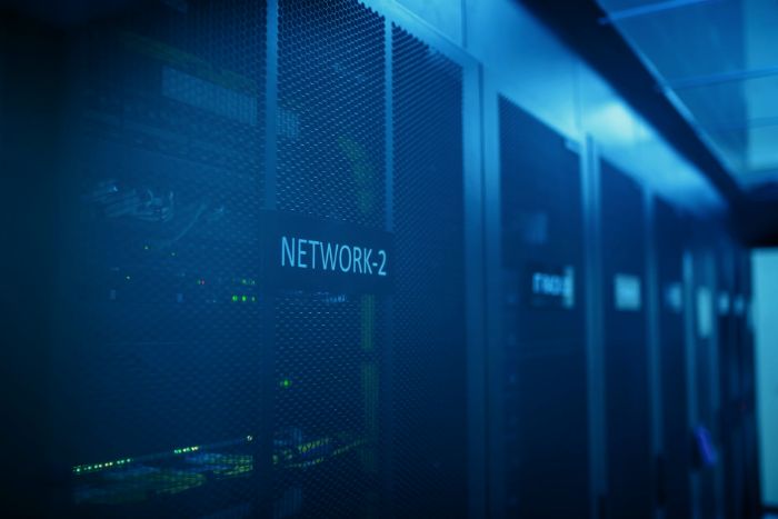 Racks de servidores iluminados en azul dentro de un centro de datos